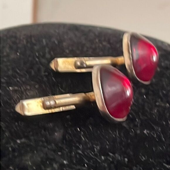 RARE Vintage 1950 MCM Swank antique brass domed red lucite whale back cuff links - Picture 9 of 16